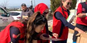 Amasya İl Sağlık Müdürlüğü UMKE ekipleri deprem bölgesinde yaraları sarmaya devam ediyor.