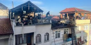 Amasya’nın Taşova ilçesinde çıkan çatı yangını