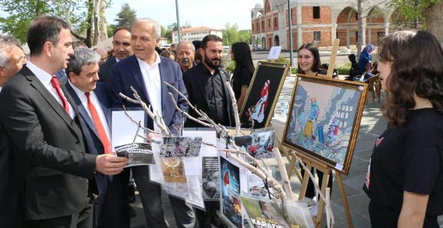 Amasya’nın Suluova İlçesinde liseli öğrencilerin depremzede vatandaşlar yararına düzenlediği “Sesini Duyan Var” adlı resim sergisi ziyaretçilerini ağırlamaya devam ediyor.