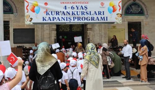Minik Yüreklerden Büyük Yılsonu Gösterisi: Küçük Eller, Büyük Coşku!